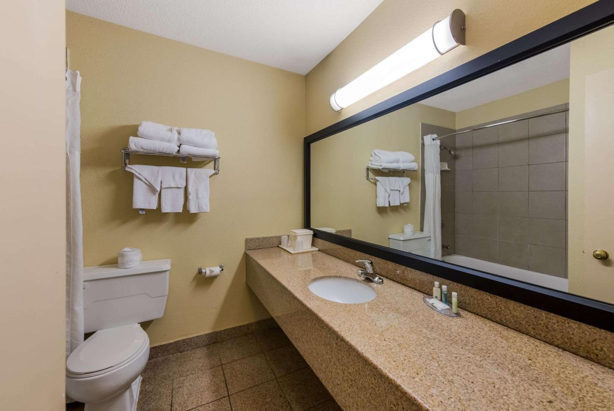 Quality Inn Airport Woodson Terrace Zewnętrze zdjęcie