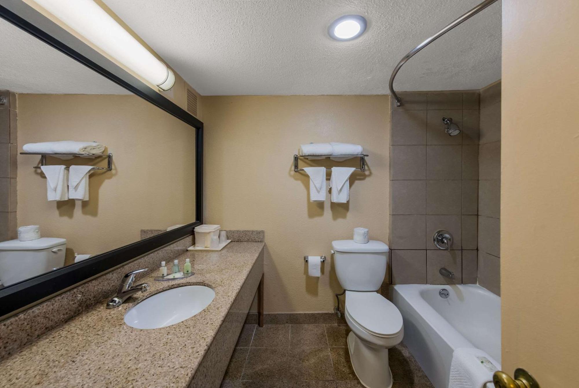 Quality Inn Airport Woodson Terrace Zewnętrze zdjęcie