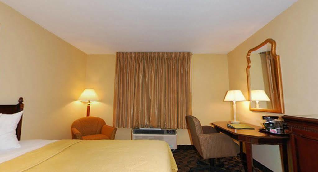 Quality Inn Airport Woodson Terrace Zewnętrze zdjęcie